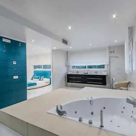 Villamarly I - Luxury House 100 From The Beach Villa *