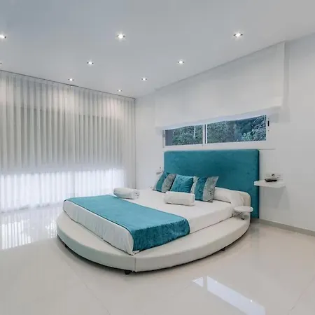 Villa Villamarly I - Luxury House 100 From The Beach