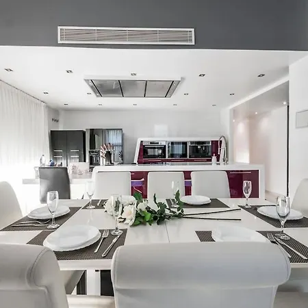 Villamarly I - Luxury House 100 From The Beach Villa
