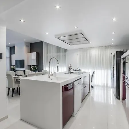Villamarly I - Luxury House 100 From The Beach